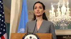 Angelina Jolie menentang kebijakan anti-imigran Donald Trump. 