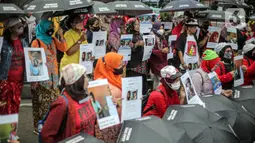 Sejumlah pekerja rumah tangga (PRT) menggelar aksi di depan Taman Aspirasi Monas, Jakarta, Rabu (21/12/2022). Aksi tersebut dilakukan untuk memperingati Hari Ibu serta meminta pemerintah untuk mengesahkan Rancangan Undang-Undang Perlindungan Pekerja Rumah Tangga (RUU PPRT). (Liputan6.com/Faizal Fanani)