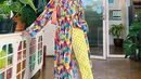 Inspirasi padu-padan outfit cerah bermotif, kamu bisa memadukan baju bermotif multicolour dengan pants warna cerah dengan motif sederhana seperti check pattern. (Instagram/callathelabel).