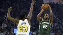 Pebasket Milwaukee Bucks, Khris Middleton, berusaha memasukkan bola saat melawan Golden State Warriors pada laga NBA di Chase Center, Rabu (8/1/2020). Milwaukee Bucks menang 107-98 atas Warriors. (AP/Ben Margot)