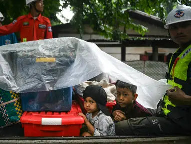 Petugas penyelamat mengevakuasi warga yang terkena dampak banjir usai terjangan Topan Yagi di Taungoo, wilayah Bago, Myanmar, pada Kamis 12 September 2024. (Sai Aung MAIN/AFP)