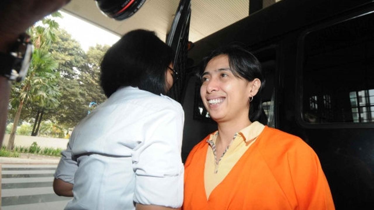 Diperiksa KPK, sekretaris Dewie Yasin Limpo umbar senyuman