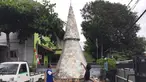 Pohon Natal berbahan dasar keping CD bekas berdiri di depan Gereja Kristen Pasundan Jemaat Depok, Jawa Barat, Selasa (19/12). Pohon Natal setinggi 5,5 meter terbuat dari 1.100 keping CD bekas dan 4.400 hiasan lampu. (Liputan6.com/Immanuel Antonius)
