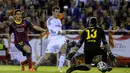 Gareth Bale memenangi sprint melawan Marc Bartra sebelum menaklukkan kiper Jose Manuel Pinto dalam final Copa del Rey di Stadion Mestalla, Valencia (16/4/2014). (AFP Photo/Dani Pozo)