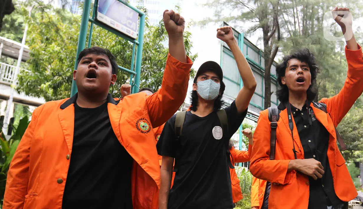 Mahasiswa saat menghadiri aksi tabur bunga untuk korban Semanggi I di Universitas Atma Jaya, Jakarta, Senin (14/11/2022). Tragedi Semanggi I terjadi pada Jumat 13 November 1998 yang menewaskan 17 warga sipil dan menyebabkan 109 orang terluka. (Liputan6.com/Herman Zakharia)