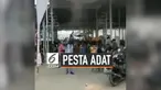 Tiga orang pria bersenjata melepaskan tembakan di sebuah pesta adat di Lampung. Peristiwa ini menjadi pertanyaan warganet, karena pelepasan tembakan di sebuah pesta adat dianggap tidak lazim.