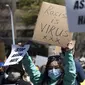 Mai Wright memegang poster saat unjuk rasa "Stop Asian Hate" di luar Gedung Kongres Georgia di Atlanta, Sabtu (20/3/2021). Ratusan demonstran berkumpul mendukung komunitas Asia-Amerika setelah penembakan tempat spa yang menewaskan 8 orang, termasuk di antaranya 6 wanita Asia. (AP Photo/Ben Gray)