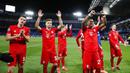 Para pemain Bayern Munchen merayakan kemenangan atas Chelsea pada laga Liga Champions di Stadion Stamford Bridge, Selasa (25/2/2020). Chelsea takluk 0-3 dari Bayern Munchen. (AP/Frank Augstein)