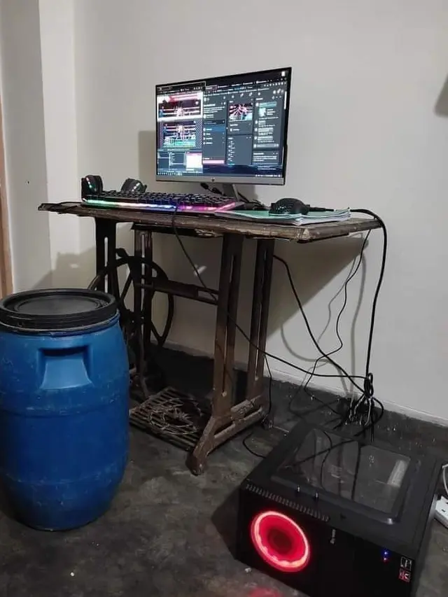 6 Potret Meja Komputer Ini Nyeleneh Banget, Bikin Was-was