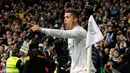 Cristiano Ronaldo melakukan selebrasi usai mencetak ke gawang Girona saat pertandingan La Liga Spanyol di stadion Santiago Bernabeu di Madrid (18/3). Ronaldo menjadi lakon utama Real Madrid dengan mencetak empat gol alias quattrick.(AP Photo / Paul White)