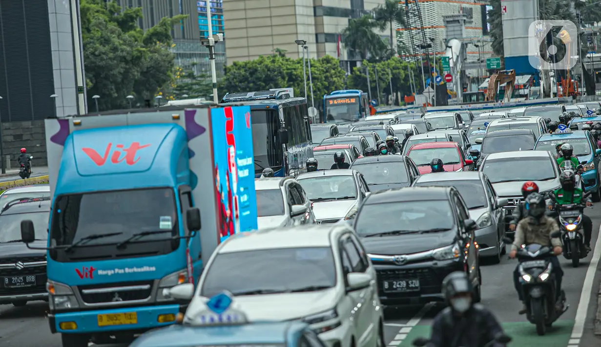 Sejumlah kendaraan terjebak kemacetan di Jalan MH Thamrin, Jakarta, Kamis (15/4/2021). Penumpukan kendaraan pada jam menjelang buka puasa menyebabkan terjadinya kemacetan di sejumlah ruas jalan di Ibu Kota. (Liputan6.com/Faizal Fanani)