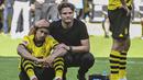 Kenyataan pahit harus diterima skuad Borussia Dortmund setelah berakhirnya laga pekan terakhir Liga Jerman 2022/2023 menghadapi FSV Mainz di Dortmund, Jerman, Sabtu (27/5/2023). Hanya bermain imbang 2-2, gelar juara yang sudah di depan mata pun melayang ke Bayern Munchen. Aura kesedihan dan kekecewaan pun menyelimuti seluruh anggota skuad Borussia Dortmund, seperti yang terekam dalam beberapa foto berikut ini. (AP Photo/Michael Probst)