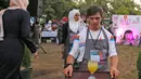 Seorang anak down syndrome Abdel Rahman membawa minuman di kedai kopi Sucet  selama festival "Sham gather us" di Damascus (11/7). Enam belas anak laki-laki dan perempuan down syndrome bekerja di Cafe Sucet melayani pelanggan. (AFP Photo/Louai Beshara)