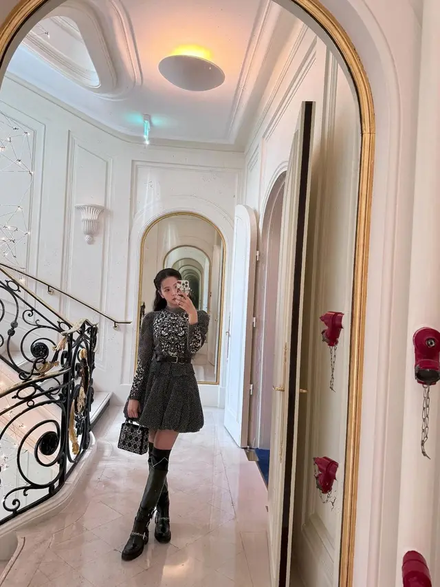 8 Pesona Mahal Jisoo BLACKPINK dengan Gaya Dark Chic di Dior Haute Couture Show, Visualnya Disebut Seperti Boneka