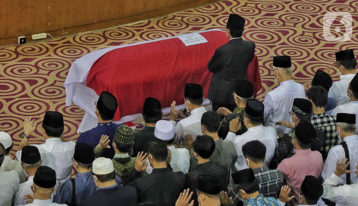 Jenazah Ketua Dewan Pers dan Guru Besar UIN Jakarta Prof Azyumardi Azra saat disalatkan di UIN Jakarta, Selasa (20/9/2022). Usai disalatkan jenazah Azyumardi akan dimakamkan di Taman Makam Pahlawan (TMP) Kalibata, Jakarta pukul 09.00 WIB. (Liputan6.com/Angga Yuniar)