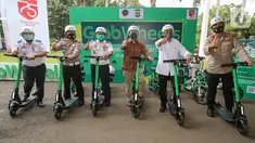 Menhub Budi Karya Sumadi (kedua kanan), President Grab Indonesia Ridzki Kramadibrata, Direktur Binmas Polda Metro Jaya Kombespol Badya Wijaya, Dirjen Perhubungan Darat Budi Setiyadi, pada peresmian kembali operasi GrabWheels di Kemenhub, Jakarta, Kamis (13/8/2020). (Liputan6.com/Fery Pradolo)