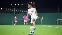 Pemain Timnas Indonesia U-23, Pratama Arhan menguasai bola pada laga uji coba jelang Piala Asia U-23 2024 melawan Uni Emirat Arab U-23 di Dubai, Senin (09/04/2024) WIB. (Dok. PSSI)