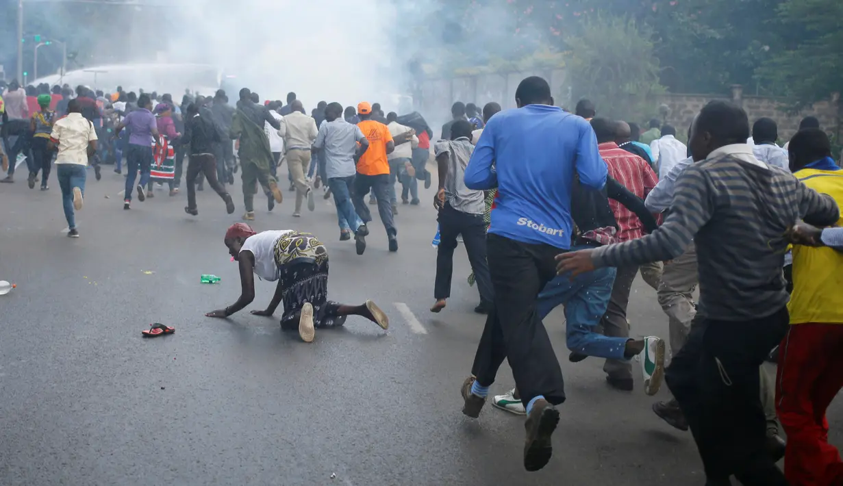 Para pengunjuk rasa melarikan diri dari polisi dalam bentrokan di Nairobi, Kenya (16/5/2016). Pengunjuk rasa menuntut pembubaran otoritas pemilu karena adanya dugaan korupsi. (REUTERS/Goran Tomasevic)