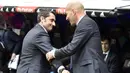 Pelatih Athletic Bilbao, Ernesto Valverde (kiri) bersalaman dengan pelatih Real Madrid,  Zinedine Zidane sebelum laga La Liga Spanyol pekan ke-24 di Stadion Santiago Bernabeu,  Madrid, Sabtu (13/2/2016). (AFP / Gerard Julien)