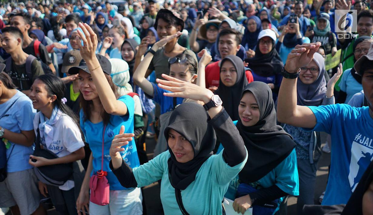 Peserta mengikuti flashmob dalam Pawai Tolak Plastik Sekali Pakai di Lapangan Aspirasi Monas, Jakarta, Minggu (21/7/2019). Pawai bebas plastik ini akan menjadi aksi terbesar di Indonesia untuk menolak penggunaan plastik sekali pakai karena sudah mengancam lingkungan. (Liputan6.com/Immanuel Antonius)