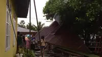 Puluhan rumah di Kabupaten langkat, Sumatera Utara (Sumut) rusak akibat diterjang angin kencang disertai hujan deras (BNPB)