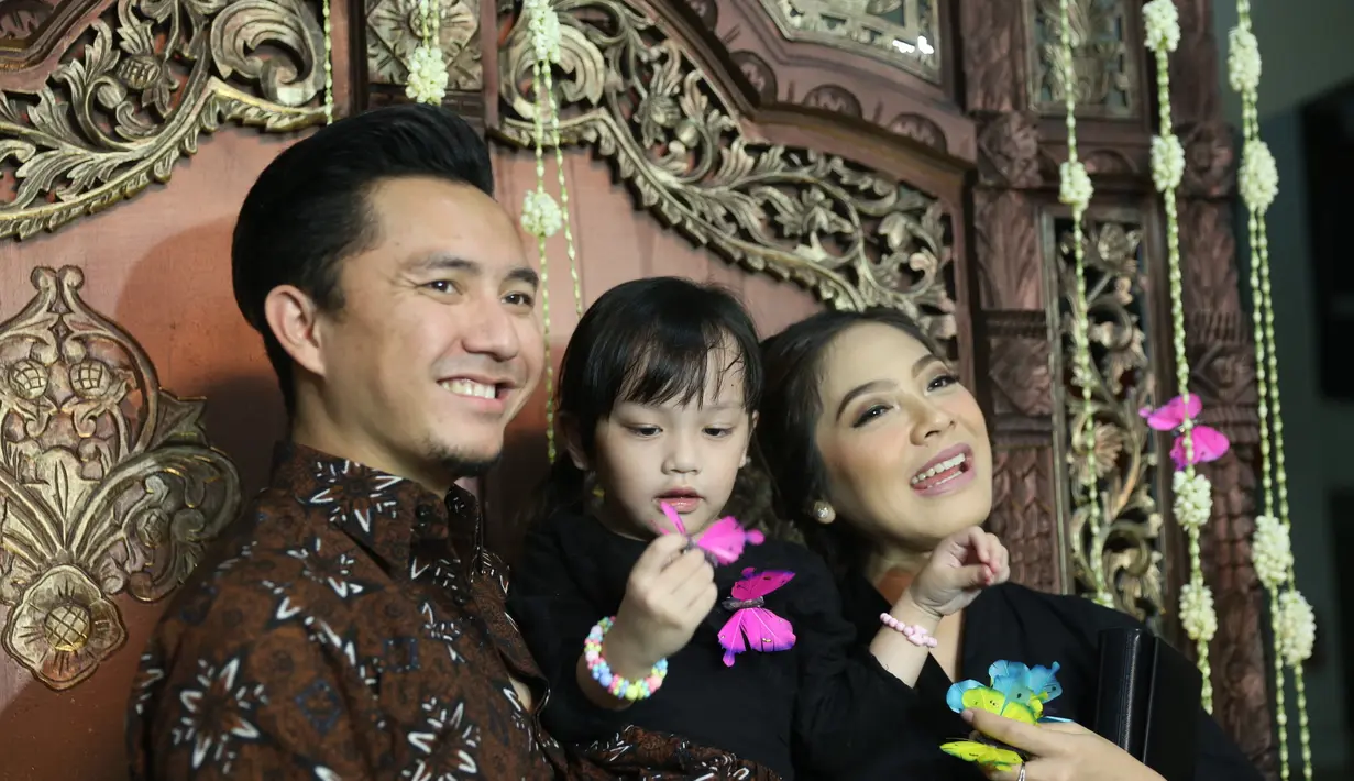 Ada kebiasaan baru Omesh dengan kehamilan kedua istrinya kali ini. Sebelum menjalankan aktivitas, Omesh terlebih dulu mencium perut istrinya. Begitu juga malam hari menjelang tidur. (Nurwahyunan/Bintang.com)