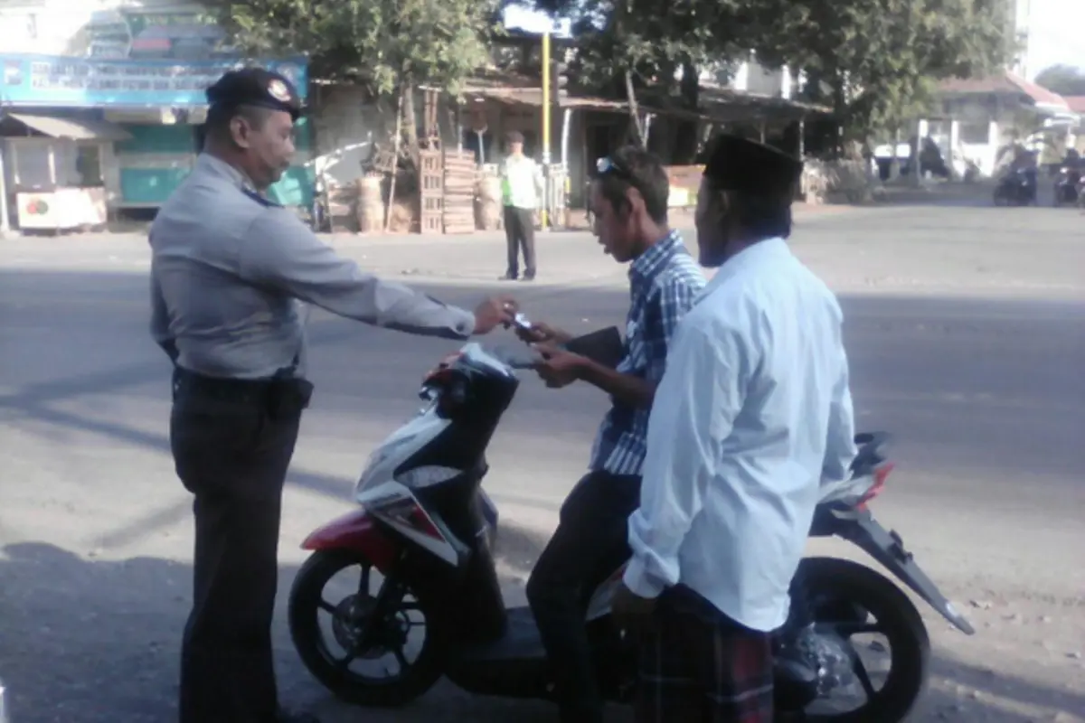 Sosialisasikan Penggunaan Helm, Polres Ngawi Bikin Meme Lucu!