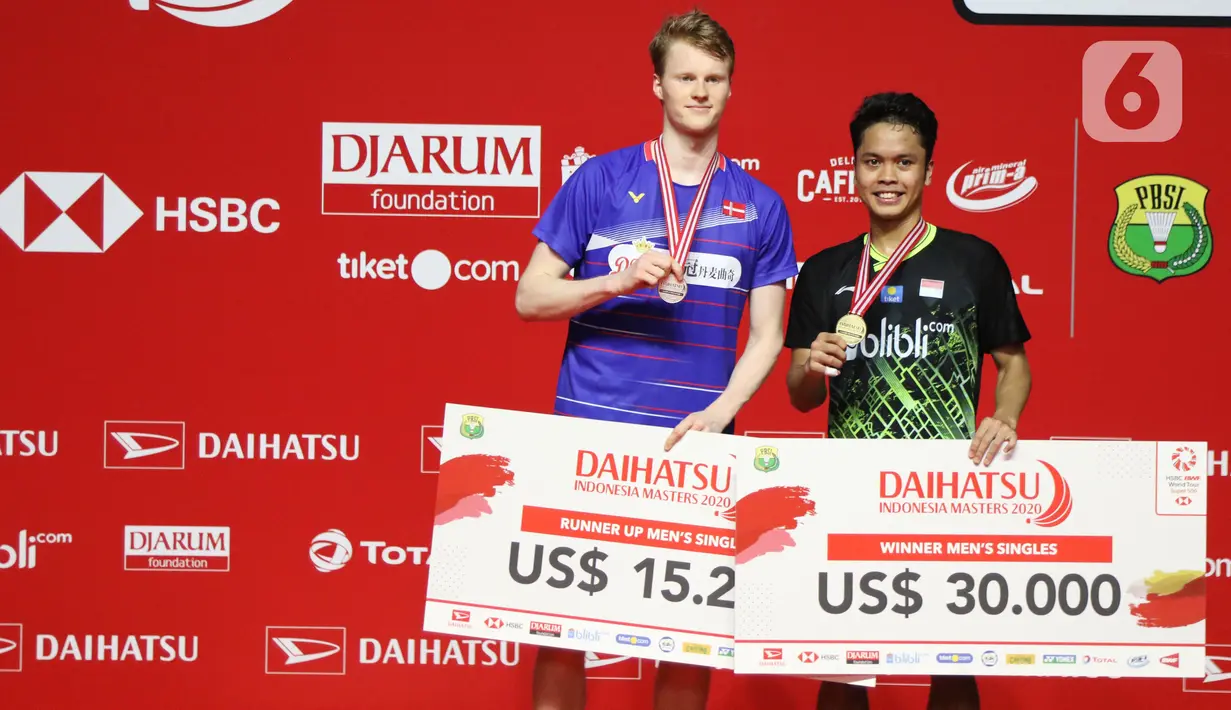 Pebulutangkis Indonesia, Anthony Sinisuka Ginting (kanan) bersama Anders Antonsen (Denmark) usai final tunggal putra Indonesia Masters 2020 di Istora GBK, Jakarta, MInggu (19/1/2020). Anthony Sinisuka Ginting unggul 17-21 21-15 21-9. (Liputan6.com/Helmi Fithriansyah)