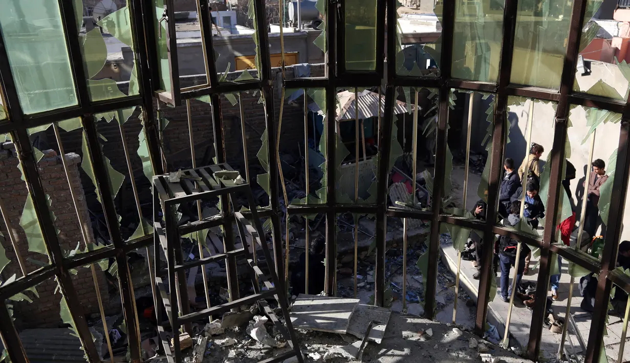 Sebuah bangunan rusak akibat serangan bom bunuh diri di Kabul, Afghanistan (28/12). Pejabat setempat mengatakan, sedikitnya 40 orang tewas dan 30 orang luka-luka akibat ledakan. (AP Photo / Rahmat Gul)