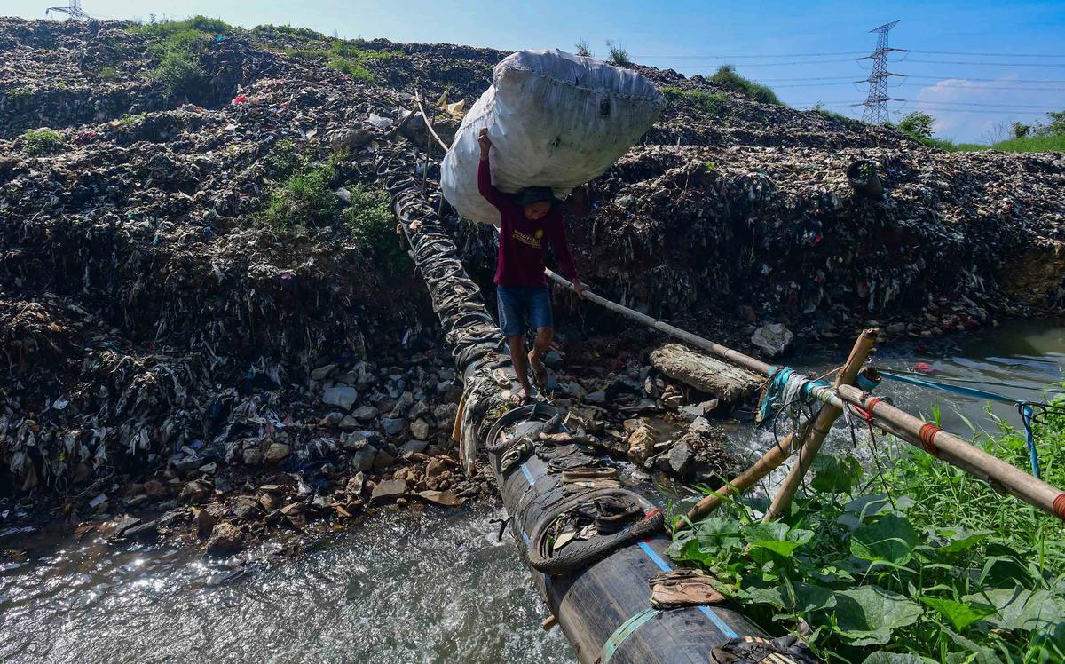 FOTO: Aliran Kali Pesanggrahan Menyempit Akibat Longsoran Sampah TPA Cipayung