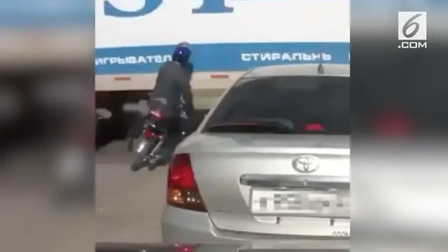 Rekaman video mengerikan, menampilkan  pengendara motor terseret truk.