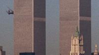 Sebuah jet tabrak World Trade Center (WTC) di New York, Selasa, 11 September 2001. Teroris menabrakkan dua pesawat, dan menara kembar itu 110 lantai runtuh. (AP/Moshe Bursuker)