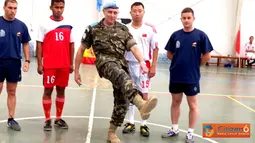 Citizen6, Lebanon: Tim Futsal Indobatt berhasil mengalahkan Tim Futsal Batalyon Kontingen India dengan skor telak 7-1. di lapangan Futsal Sektor Timur UNIFIL UN Posn 7-2, Marjayoun, Lebanon Selatan, Selasa (12/6). (Pengirim: Badarudin Bakri)
 
