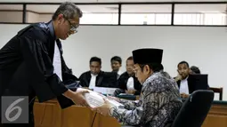 Penuntut Umum KPK memberikan surat tuntutan kepada Waryono Karno usai tuntutan sidang lanjutan Tipikor, Jakarta, Rabu (26/8/2015). Waryono dituntut 9 tahun penjara dan denda sebesar Rp200 juta subsidair 6 bulan kurungan. (Liputan6.com/Yoppy Renato)