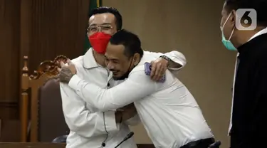 dr Tirta Mandira Hudhi (kiri) berpelukan usai menjadi saksi dalam persidangan lanjutan dugaan pengancaman dengan terdakwa I Gede Aryastina alias Jerinx SID di Pengadilan Negeri Jakarta Pusat, Rabu (9/2/2022). dr Tirta menjadi saksi yang meringankan terdakwa. (Liputan6.com/Helmi Fithriansyah)