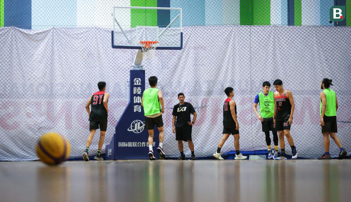 Pelatih Timnas Basket 3x3 Indonesia, Fandi Andika Ramadhani (ketiga kiri) memimpin pemusatan latihan menjelang SEA Games 2023 di GBK Arena, Senayan, Jakarta, Sabtu (08/03/2023). Timnas Basket 3x3 Indonesia melakukan dua tahap TC, yaitu 5-19 April dan 26 April-3 Mei sebelum menentukan empat pemain yang akan dibawa ke SEA Games 2023. (Bola.com/Bagaskara Lazuardi)