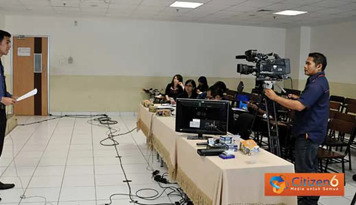 Citizen6, Jakarta: Seorang peserta lomba presenter membaca narasi dalam SCTV Goes to Campus di Kampus Universitas Bina Nusantara di Jakarta, Kamis (1/3). (Pengirim: Ali Romdhoni)