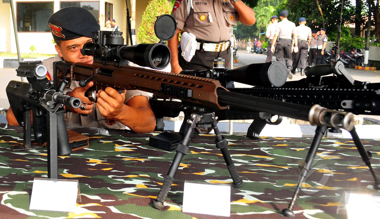 Seorang anggota Brimob mencoba salah satu senjata yang dipamerkan untuk mengamankan perhelatan Konferensi Asia Afrika (KAA) di Jakarta dan Bandung pada 19-25 April mendatang di Mako Brimob Kelapa Dua, Depok, Selasa (14/4/2015). (Liputan6.com/Yoppy Renato)