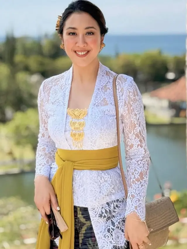 Sherina Dibalut Kebaya saat berada di Bali. [@sherinamunaf]