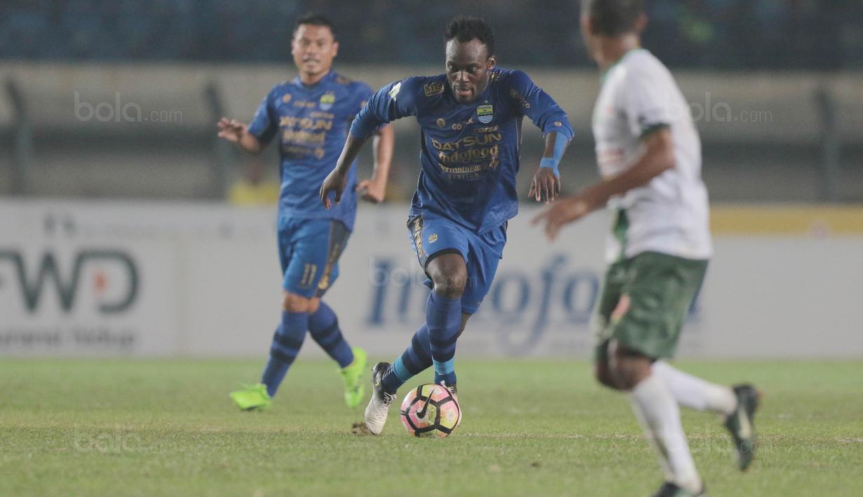 Aksi Michael Essien saat melewati adangan pemain PS TNI pada lanjutan Liga 1 2017 di Stadion Si Jalak Harupat, Sabtu (05/8/2017). Essien mencetak satu gol pada laga ini. (Bola.com/Nicklas Hanoatubun)