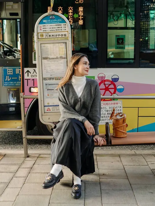 <p>Luna Maya tanpil modis dengan cardigan abu-abu yang dipadukan dengan asymmetry pleated skirt. (Foto: Instagram/ lunamaya)</p>