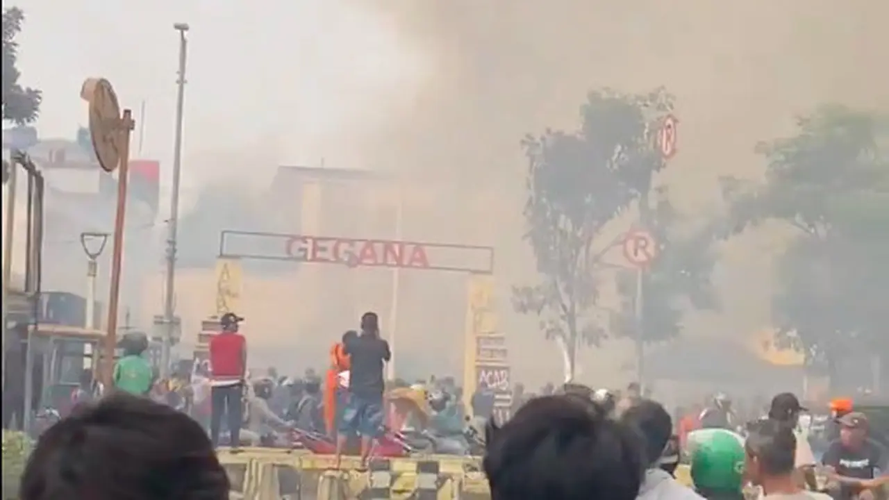 Markas Gegana Brimob Polri Kebakaran, Warga Upaya Padamkan Api - News ...