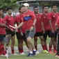 Pelatih Timnas Indonesia, Shin Tae-yong, memberikan arahan kepada anak asuhnya saat latihan di Lapangan G, Senayan, Jakarta, Rabu, (19/2/2020). Pada sesi latihan kali ini Timnas menjalani tes fisik dengan menggunakan alat Smart Gate. (Bola.com/M Iqbal Ich