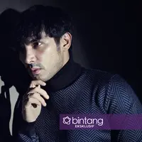 Abimana Aryasatya ternyata sosok ayah yang lebih memilih bersama keluarga daripada menghamburkan uang di klub atau lounge. (Fotografer: Nurwahyunan, Wardrobe: @antonymorato_indonesia, Stylist: Indah Wulansari, DI: Muhammad Iqbal Nurfajri/Bintang.com)​