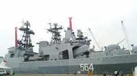 Kapal destroyer milik Rusia, Admiral Tributs, mengunjungi Indonesia (Liputan6/Citra Dewi)