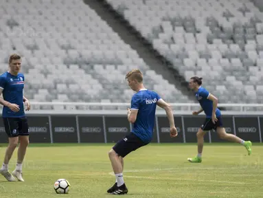 Para pemain Islandia mengontrol bola saat latihan di SUGBK, Jakarta, Sabtu (13/1/2018). Islandia menggelar latihan resmi jelang laga persahabatan melawan Indonesia. (Bola.com/Vitalis Yogi Trisna)