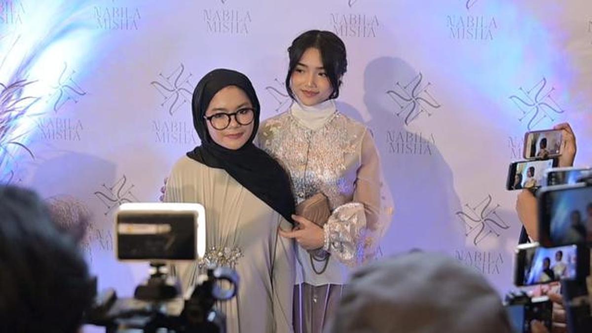 Fuji Tampil Anggun di Private Viewing Koleksi Busana Nabila Misha, Kagumi Karya Desainer Belia