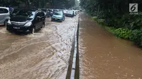 Sejumlah kendaraan melewati banjir yang merendam Jalan Lapangan Banteng Utara, Jakarta, Kamis (15/2). Hujan deras yang mengguyur dan buruknya drainase menyebabkan kawasan tersebut banjir hingga setinggi lutut orang dewasa. (Liputan6.com/Immanuel Antonius)