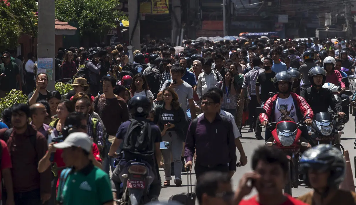 Warga Nepal mengungsi menuju jalan yang lebih besar pascagempa susulan berkekuatan 7,3 SR melanda Kathmandu, Selasa (12/5/2015). Sebelumnya, luka atas gempa dahsyat yang terjadi 25 April lalu di Nepal masih belum terobati. (REUTERS/Athit Perawongmetha)