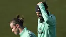 Penyerang Real Madrid, Karim Benzema (kanan) dan Gareth Bale mengikuti sesi latihan di tempat latihan tim Valdebebas di Madrid, Spanyol (25/11/2019). Real Madrid akan bertanding melawan wakil Prancis, PSG pada Grup A Liga Champions di Santiago Bernabeu. (AP Photo/Manu Fernandez)